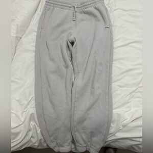Aritzia TNA Cozy Fleece Boyfriend Fit Sweatpant Size M Ice Grey